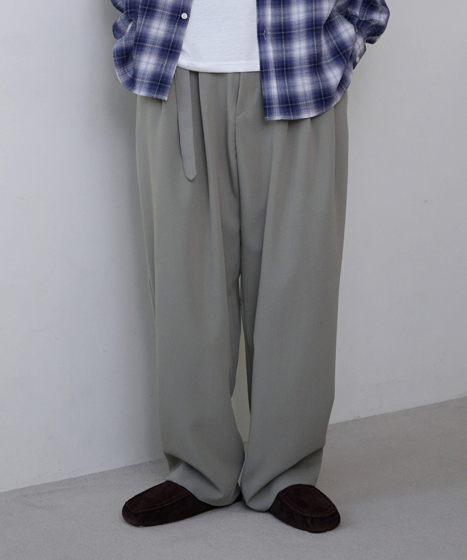 Belted all-day three-tuck banding pants_Light khaki
