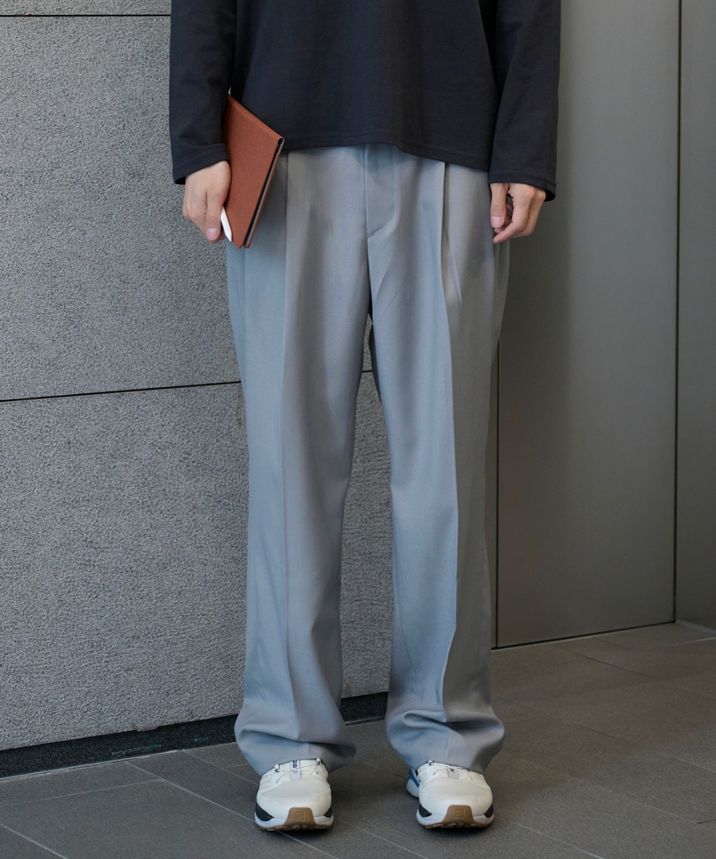 two pleated wide fit slacks pants_Light gray