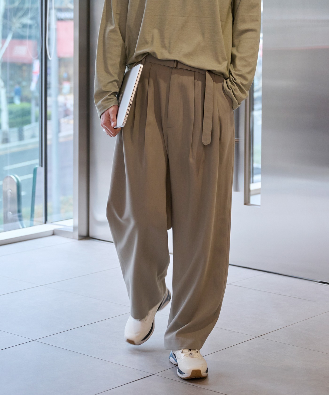 Belted all-day three-tuck pants_light khaki