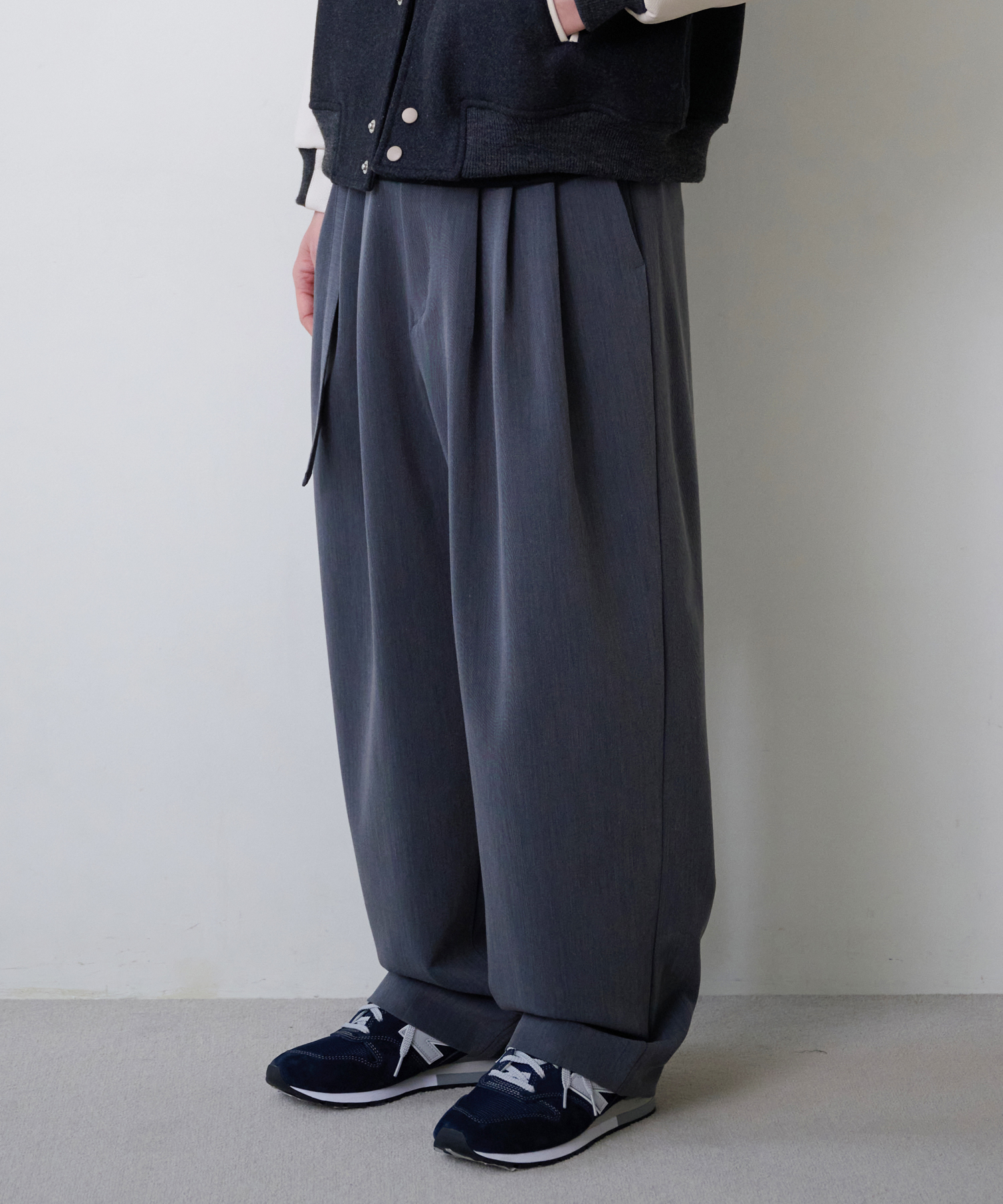 Belted all-day three-tuck banding pants_Gray